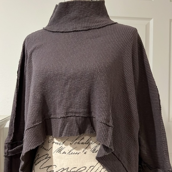 🛍️We the Free Women's turtle neck cropped sweater - Picture 2 of 9